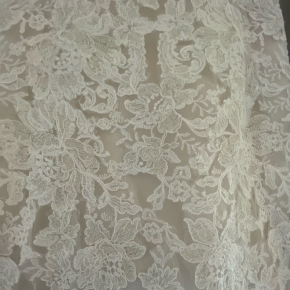 Stunning Ivory Lace & beaded wedding gown - Picture 6 of 10